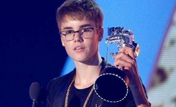 Justin Bieber recibiendo premio de MTV