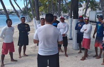 Capacitan a guardavidas de Isla Mujeres para proteger bañistas