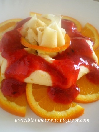 Sakiewki naleśnikowe z serkiem na pomarańczach z sosem malinowo-truskawkowym