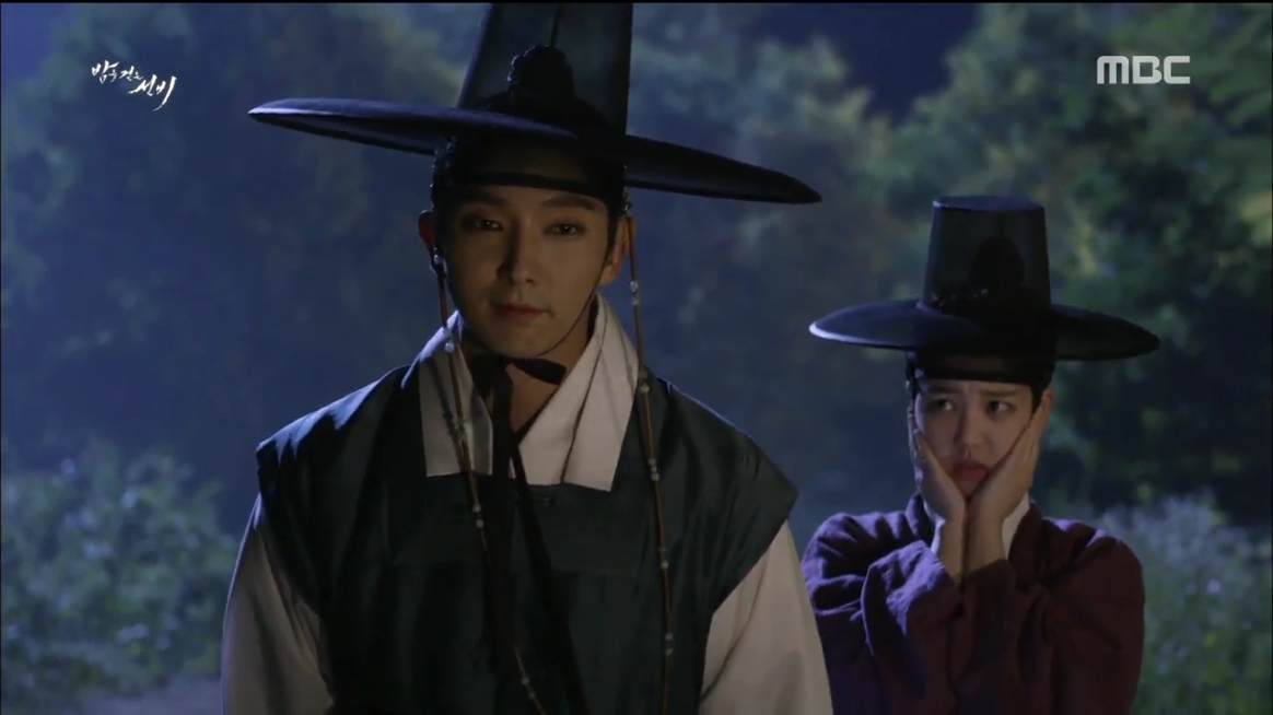 Дорама учёный гуляющий ночью поцелуй. Учёный гуляющий по ночам ли су хёк. Ли джун ки дорама ученый, гуляющий ночью. Ким сон ёль вампир. Учёный гуляющий по ночам.