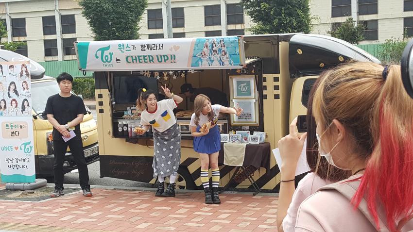 오늘자 트와이스의 팬 역조공 (feat.명패) | 인스티즈