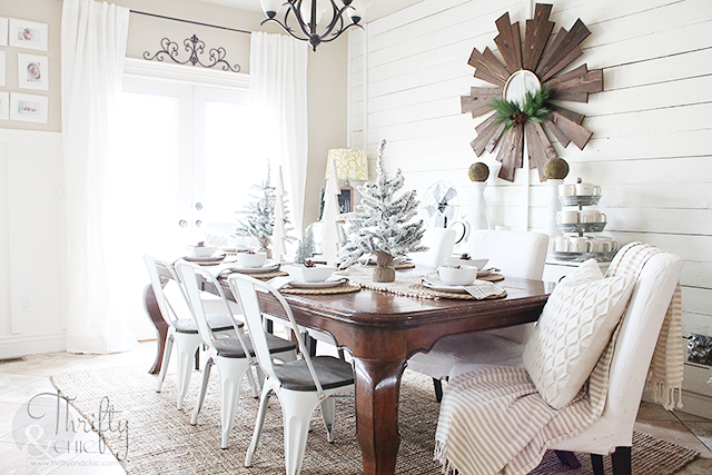 Farmhouse Christmas dining room decor and decorating ideas. Cottage dining room decor. Neutral christmas decorating ideas.