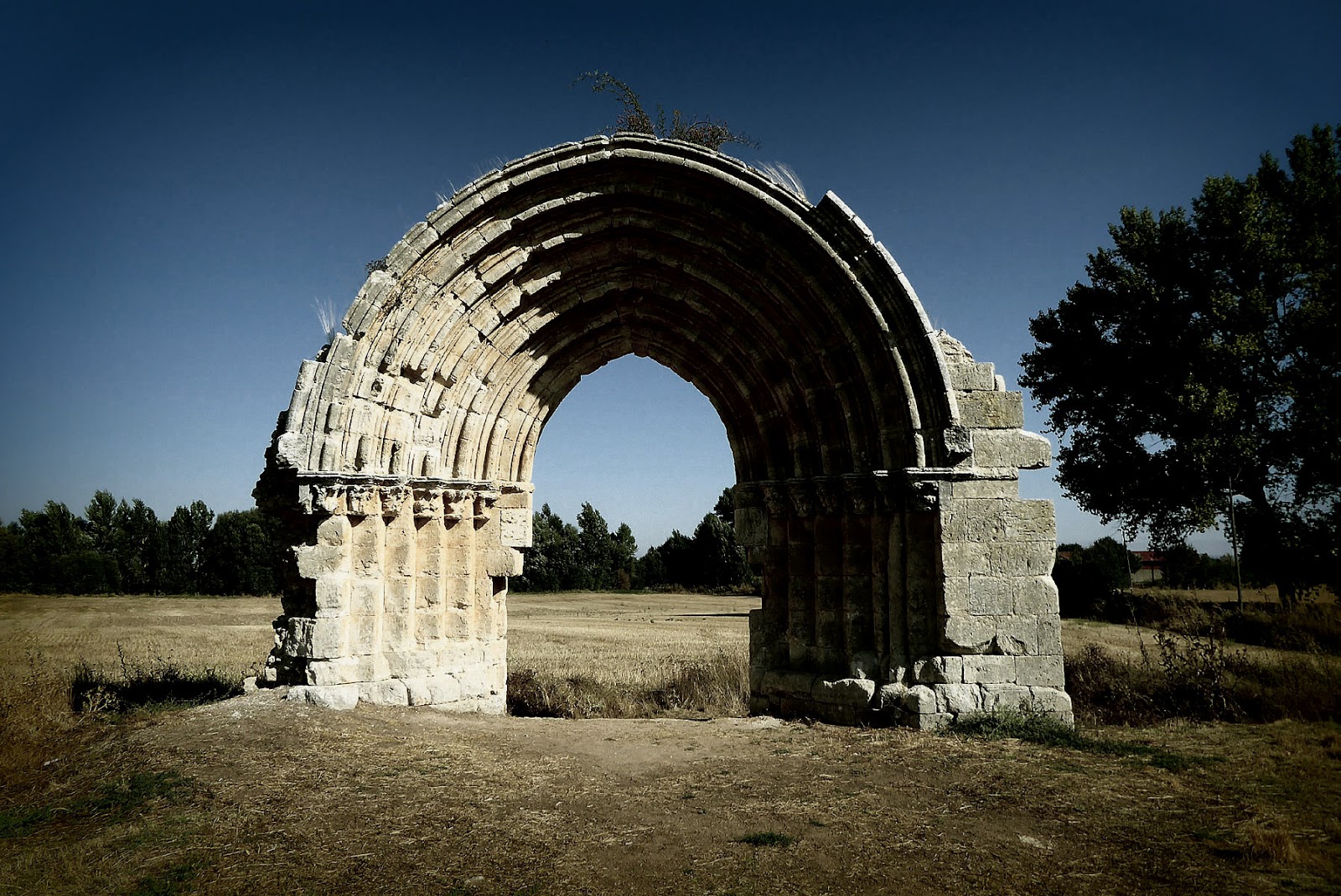 Historias de Camargo Rain Arco de piedra en Sasamón, prov. de Burgos Historias de Camargo Rain Arco de piedra en Sasamón, prov. de Burgos