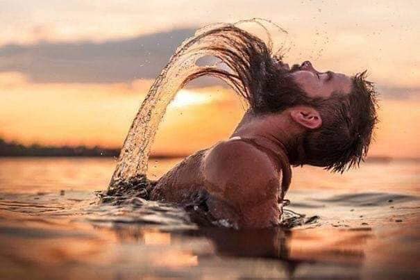 HOMENS HILÁRIOS IMITANDO POSES DE MULHERES EM FOTOS