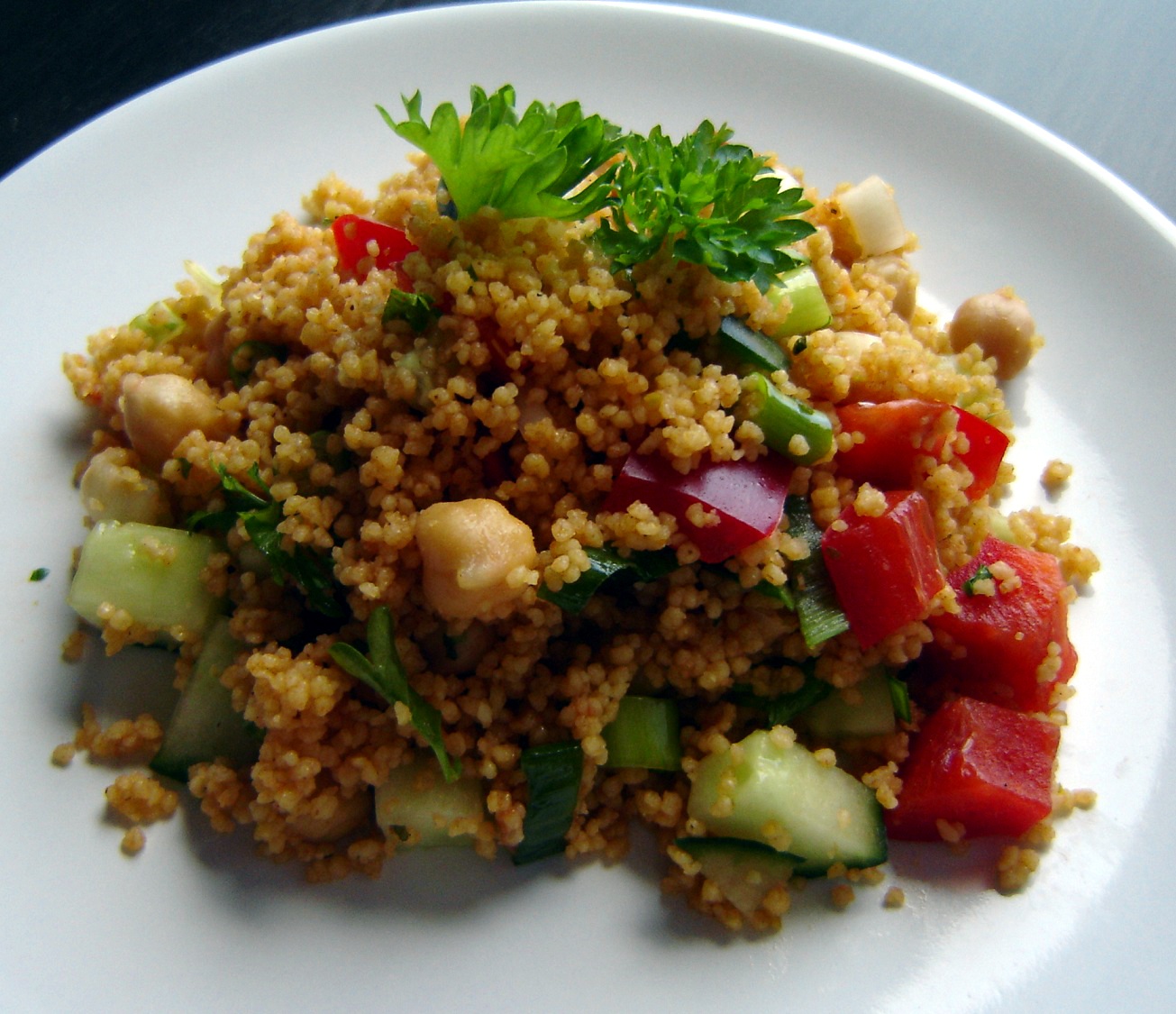 vegetarischer Couscous-Salat mit Kichererbsen | Essen und Trinken