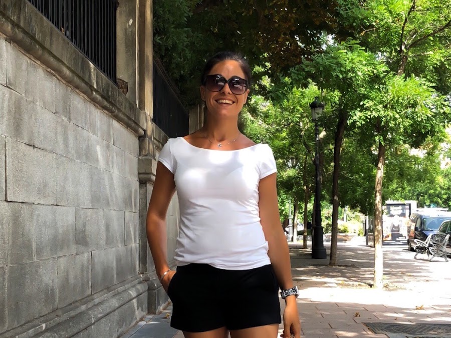 SUMMER OUTFIT, LOOK Camiseta básica blanca y pantalones cortos chinos con chanclas deportivas