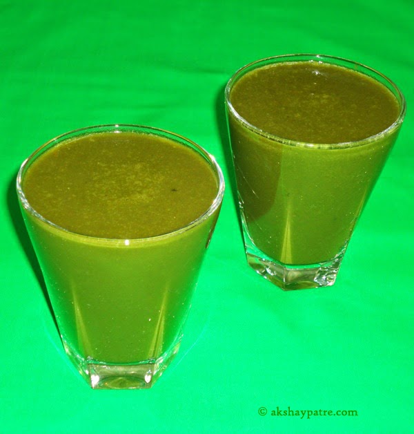 palak soup in serving glasses