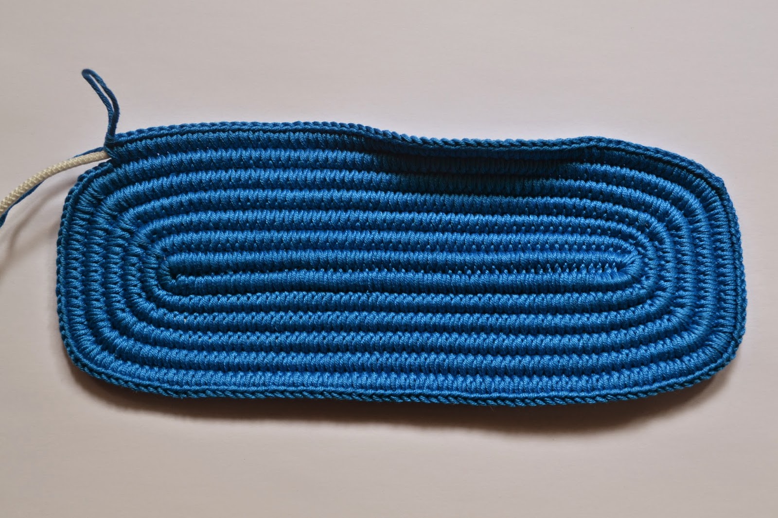 сумка из шнура крючком донышко. сумка из шнура крючком донышко. ажурная сумка крючком. вязаная сумка с клапаном. прямоугольная сумка крючком.