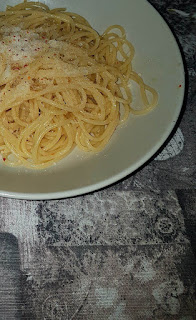 spaghetti con aglio, olio, peperoncino e parmigiano