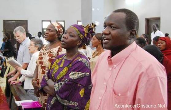 Cristianos adorando en iglesia de Sudán
