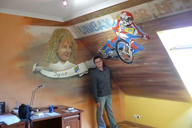 Artystyczne malowanie w pokoju chłopca, mural na skośnej ścianie poddasza.