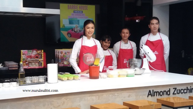 chef stella lowis bersama staf masak bersama barbie almond zucchini cooking studio nurul sufitri blogger