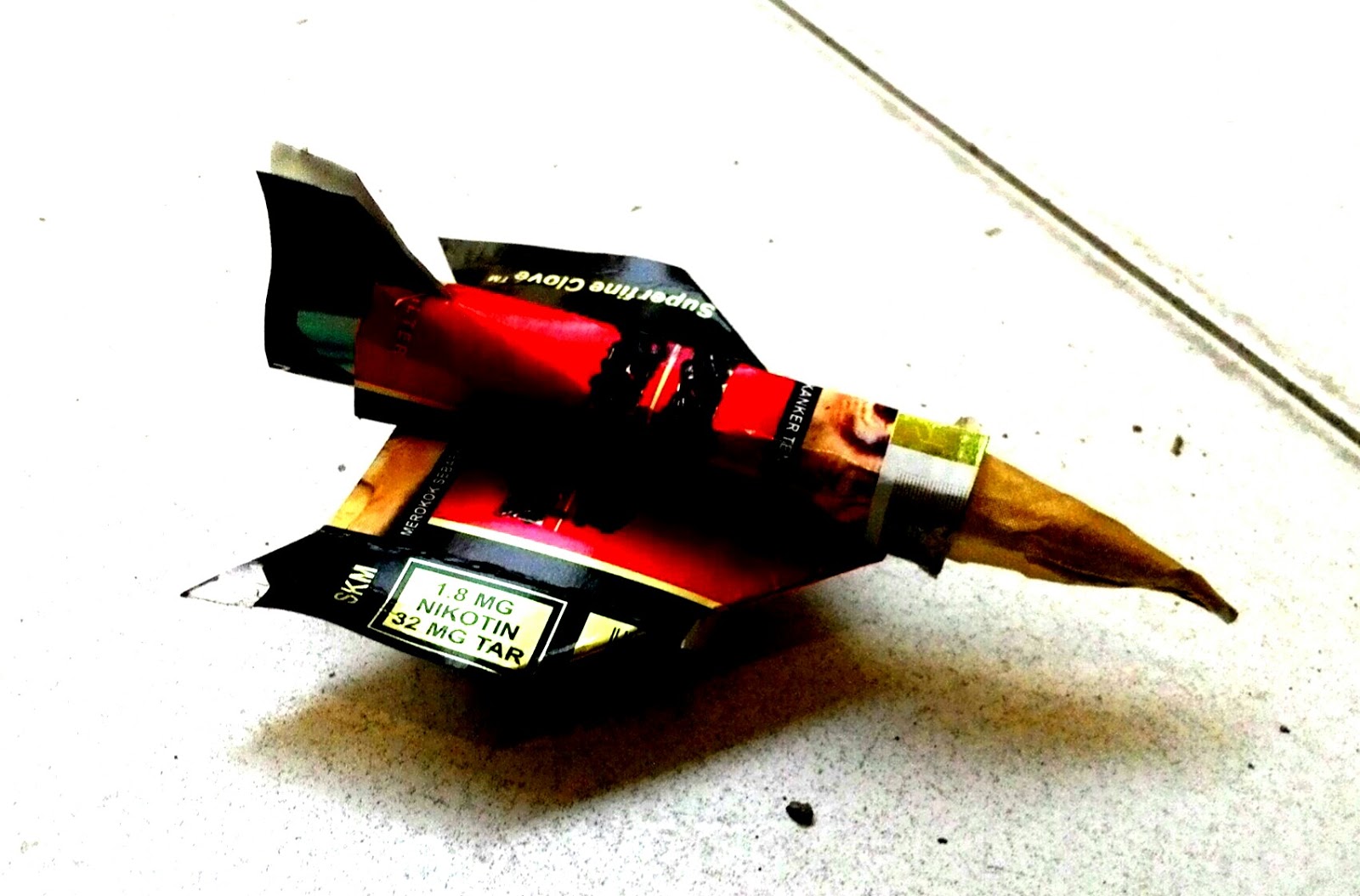 Handicraft : Membuat Pesawat Dengan Bekas Bungkus Rokok