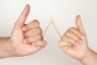 Lades kemiğini serçe parmaklarıyla iki ucundan tutarak ladese giren iki insanın eli
