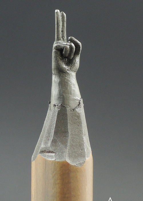 17-Hand-Peace-Sign-Jasenko-Đorđević-Miniature-Sculptures-in-Pencil-Graphite-Lead-www-designstack-co