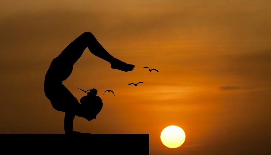 Con estas poses de yoga mejorarás tu postura