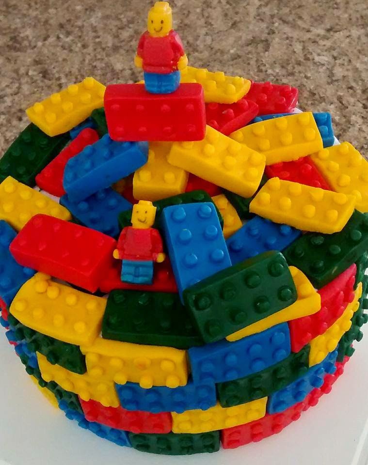Lino Doces e Salgados Bolo Lego em pasta americana