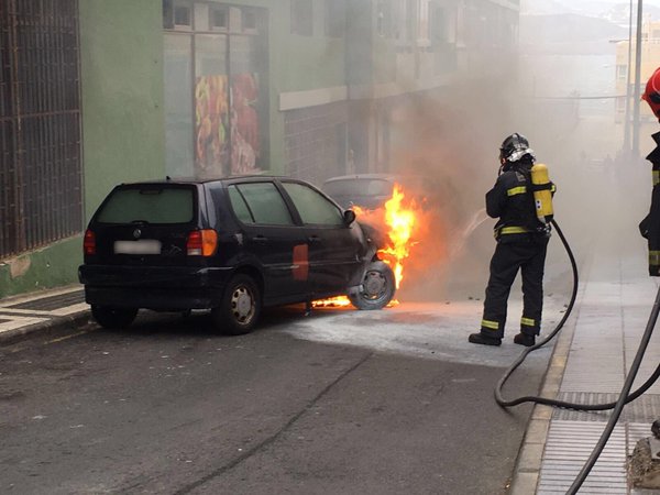 Se incendia un coche calle Alfaro, Las Palmas Se incendia un coche calle Alfaro, Las Palmas