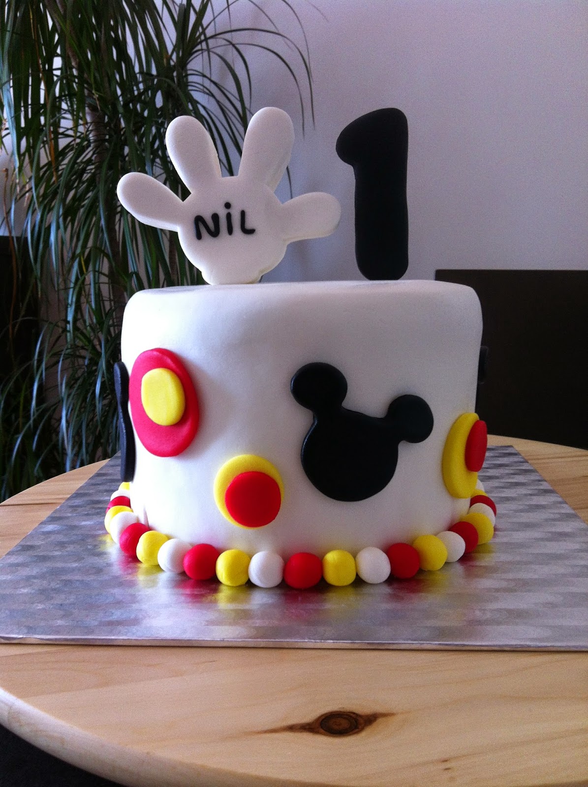 26 ideas de Pou  sorpresas para fiestas infantiles, decoración de unas,  tortas de cumpleaños divertidas