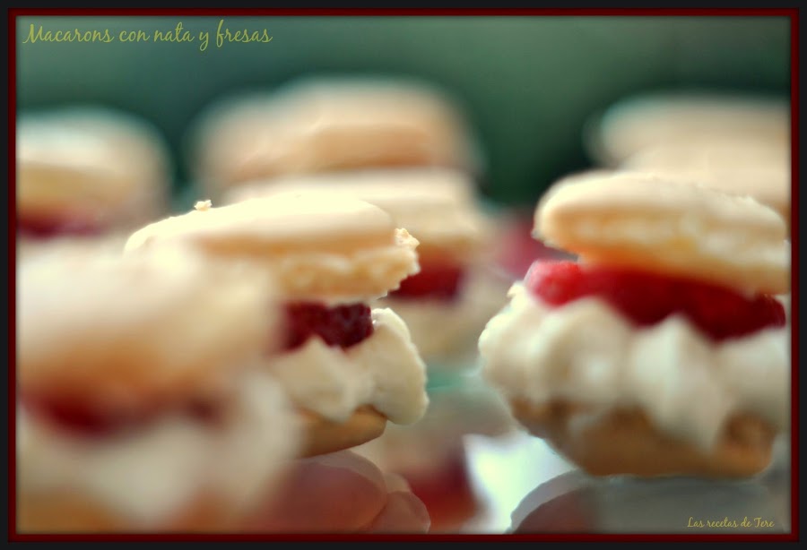 Macarons con nata (crema de leche) y fresas 03