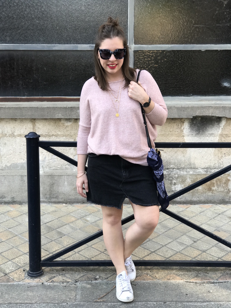 pull loose rose Pimkie, jupe en jean noir Pull and bear, stan smith, jimmy fairly, trio bag Céline
