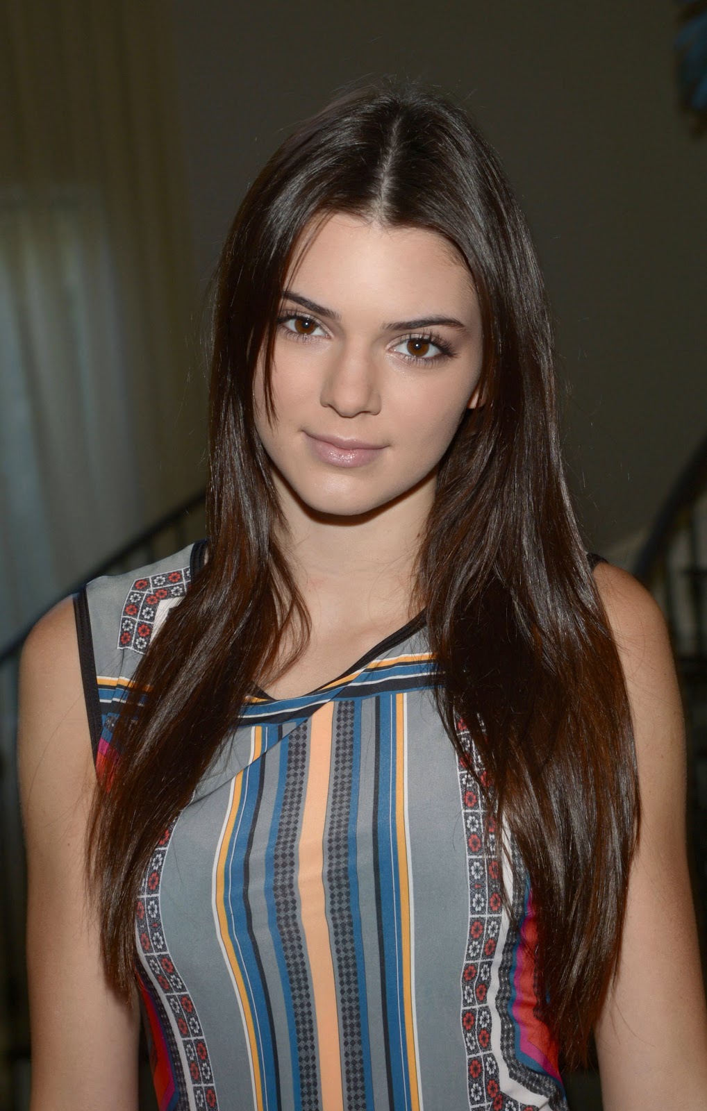 OMG Ladies: Kendall Jenner Leggy Posing at Her House in Calabasas