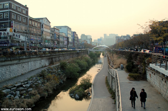 Atardecer en el arroyo Cheonggyecheon de Seúl
