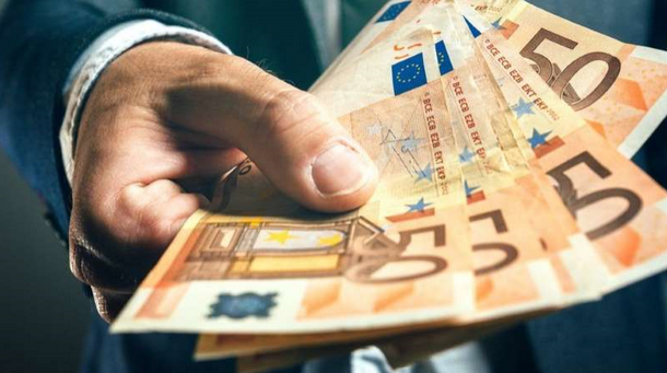 مدير بنك إيطالي يحول أكثر من مليون يورو من أرصدة الأغنياء للفقراء