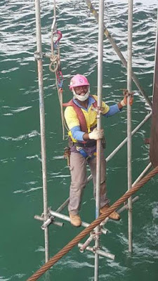 r Video: Divers recover body of Nigerian construction worker who plunged into sea after platform collapsed on Zhuhai-Macao Bridge