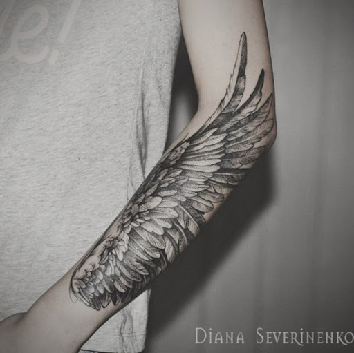 Um majestoso olhando manga da tatuagem. Se tivéssemos asas poderia voar. Este desenho de tatuagem simplesmente mostra a beleza de ter asas e dando-lhe uma chance para não-las em seus braços através de tinta permanente.