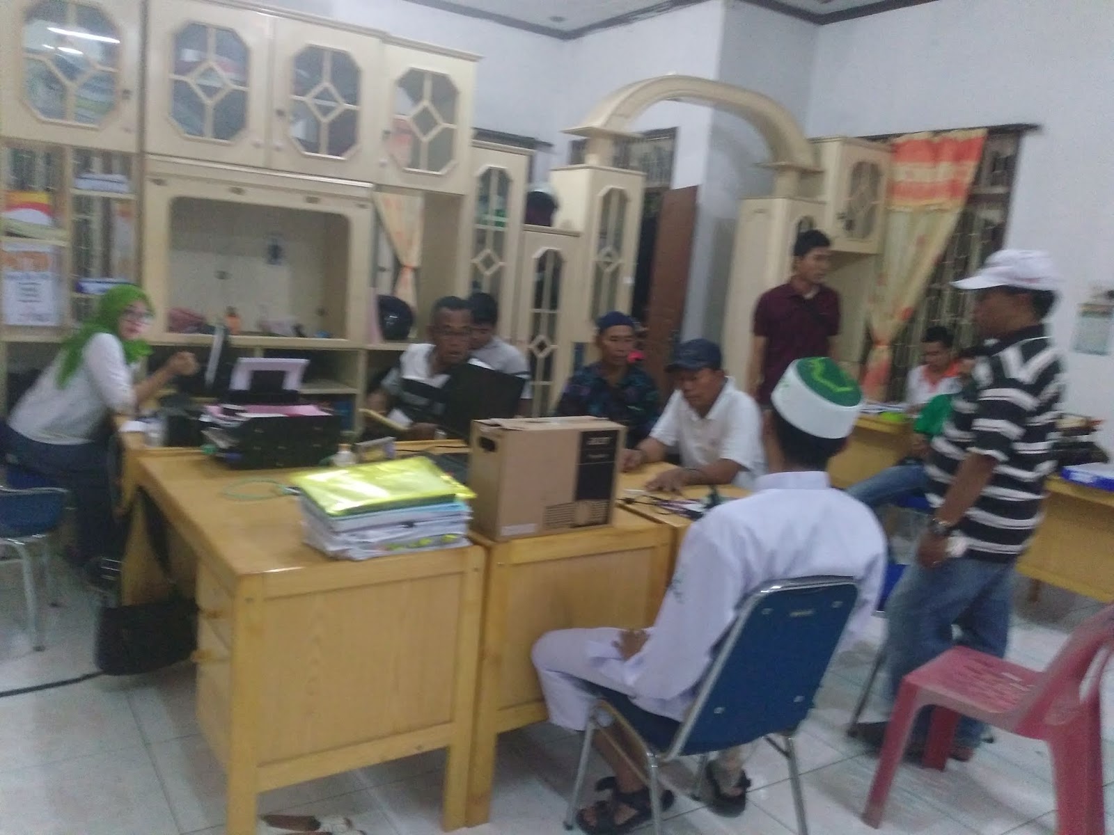 Warga yang mengadukan pertemuan Djoss dengan kades dan pengurus Apdesi Asahan. Warga yang mengadukan pertemuan Djoss dengan kades dan pengurus Apdesi Asahan.