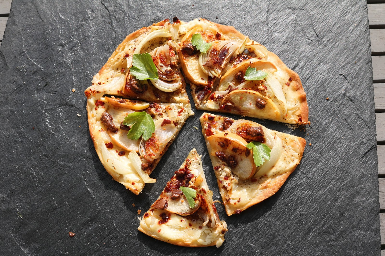 Flammkuchen mit Äpfeln und Schokolade