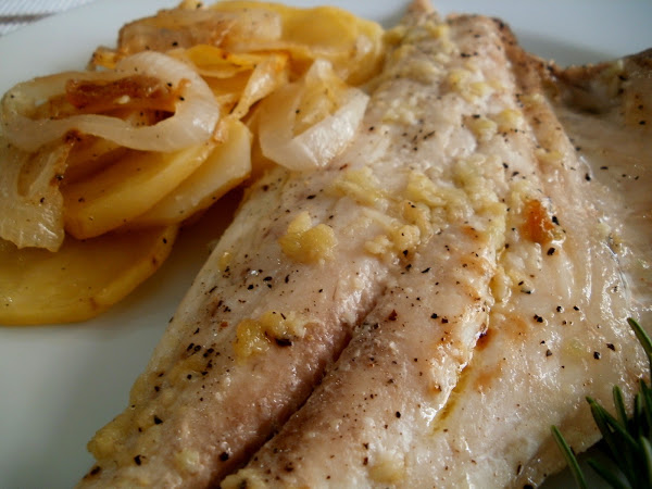 Dorada al horno con patatas, ajo y romero