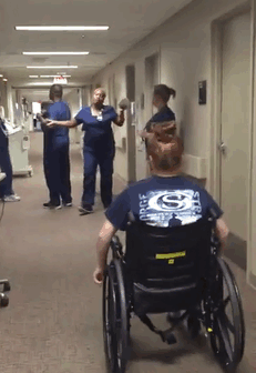 30 Heartwarming Photos That Restored Our Faith In Humanity - A Nurse Bends Down And Gets Ready To Hug Her Former Patient, Who Was Paralyzed From The Waist Down