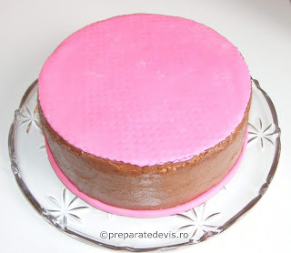 Tort acoperit cu fondant roz retete culinare,