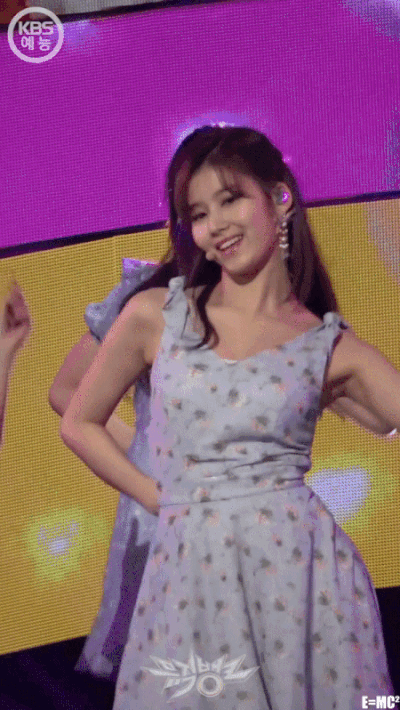 하늘거리는 원피스 입은 사나