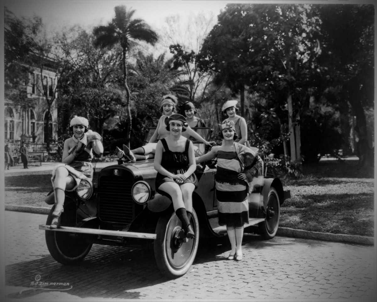 22 Funny Vintage Photos of Flappers Posing With Their Cars From the