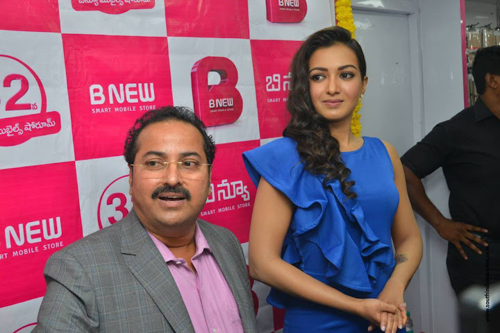 Catherine Tresa launches B New Mobile Store at Eluru