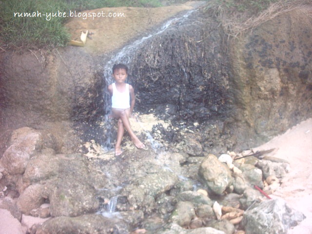 jalan-jalan ke pacitan mandi di bawah air terjun mini di pantai klayar