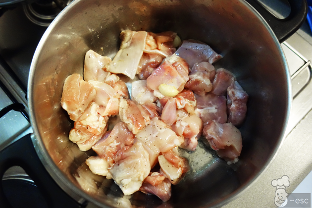 Pollo gratinado con queso y salsa de tomate con chispa