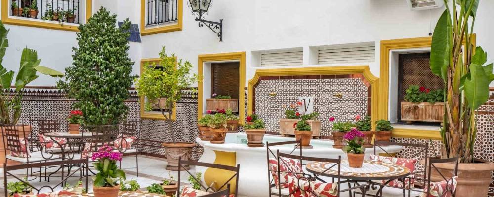 decoración patio y balcones andaluces blancos con plantas y forja