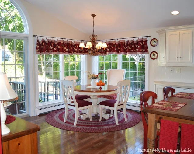 White and red country kitchen decor