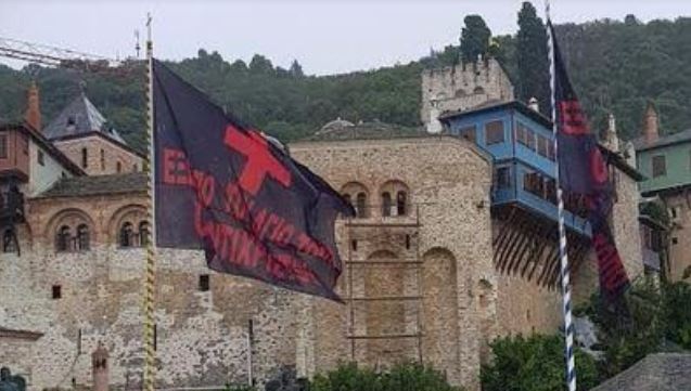 Άγιο Όρος – Σήκωσαν μαύρες σημαίες στην Ι.Μ. Δοχειαρίου που αναγράφουν: «Έξω οι Αντίχριστοι από το Άγιον Όρος»