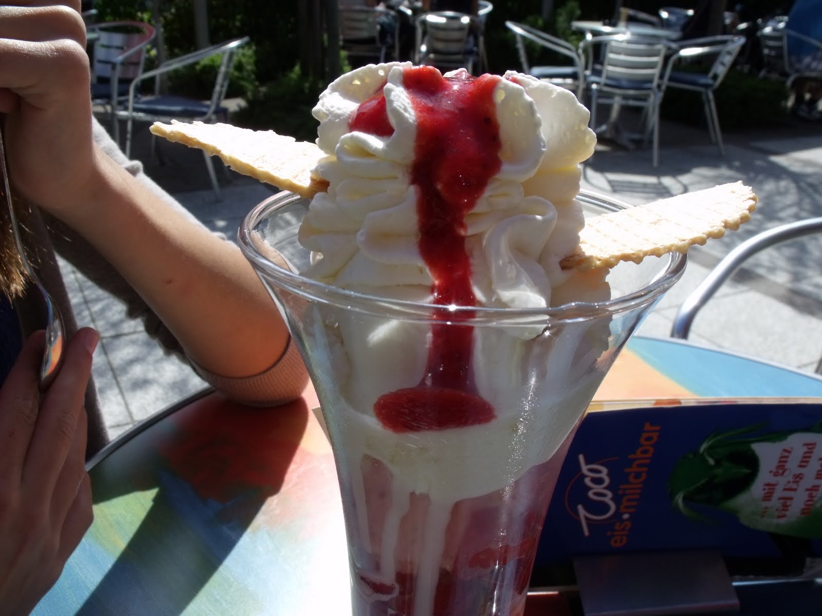 SHIT: Lecker schmecker, Erdbeerbecher!