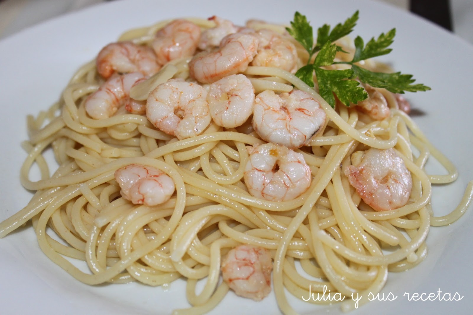 JULIA Y SUS RECETAS: ESPAGUETIS CON GAMBAS AL AJILLO