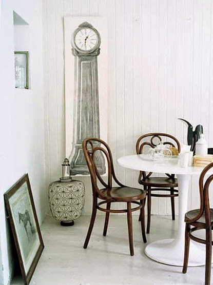salon con decoracion francesa vintage silla thonet mesa tulip