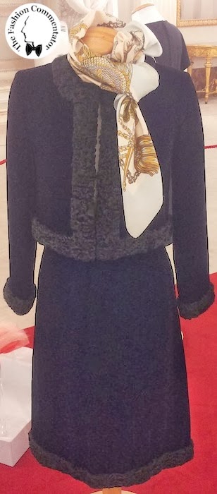 30 anni Galleria del Costume - Completo con bordi in astrakan, Valentino Boutique, anni 70, dono Banca di Cambiano 30 anni Galleria del Costume - Completo con bordi in astrakan, Valentino Boutique, anni 70, dono Banca di Cambiano