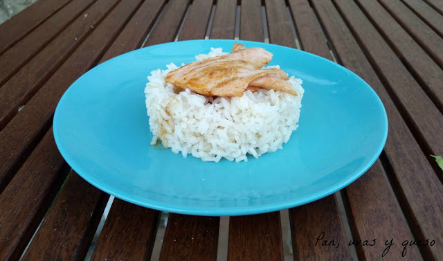 Salmón sobre arroz con cilantro y limón - "American cuisine"