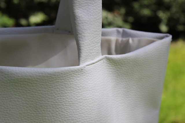 DIY Cómo hacer este maxi-bolso de cuero blanco y negro