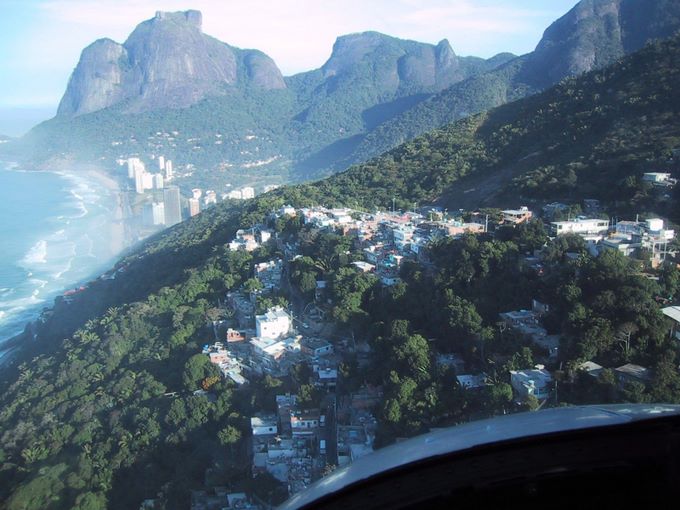 Déficit Habitacional no Brasil - vista da favela do Vidigal - RJ